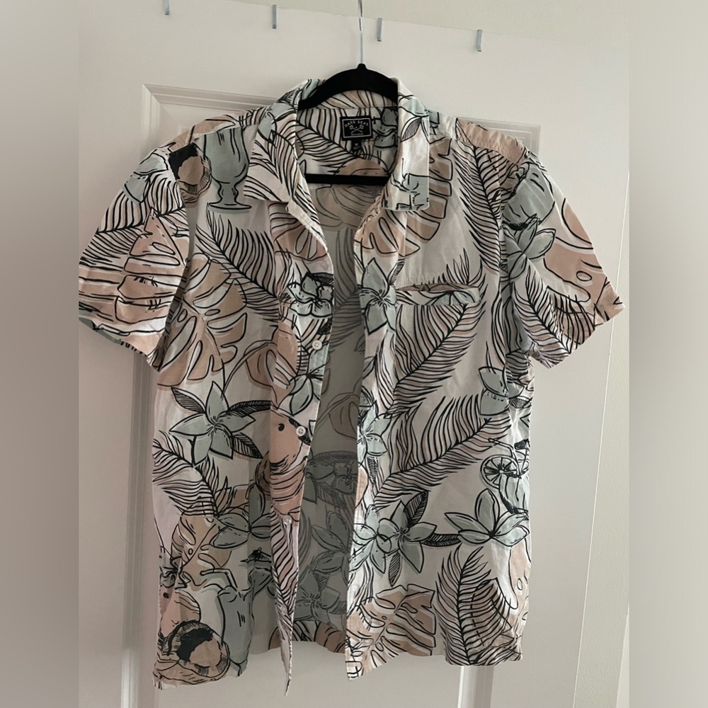 Dark Seas Division button down men’s hawaiian shirt in size M